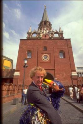 Rod Hull with his puppet Emu in front of the Kremlin clock tower i - TV Photo