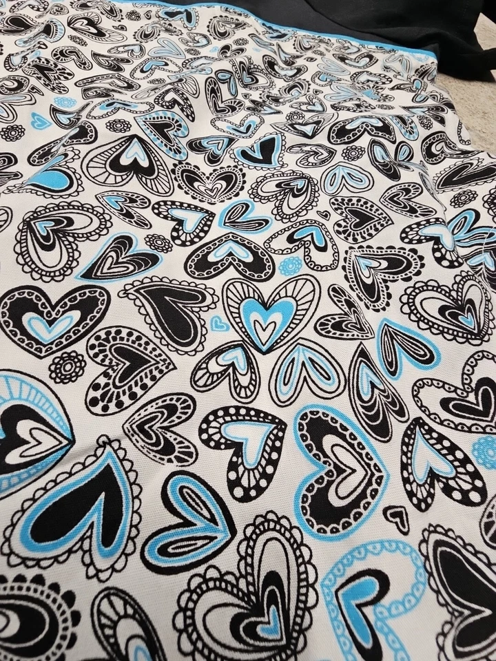 Blusa Médica Estampada de Corazón UA para Mujer en Blanco y Negro Talla M Foto 2 de 4