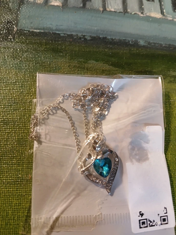 Collar colgante doble corazón tono plata con acento corazón color turquesa Foto 3 de 4