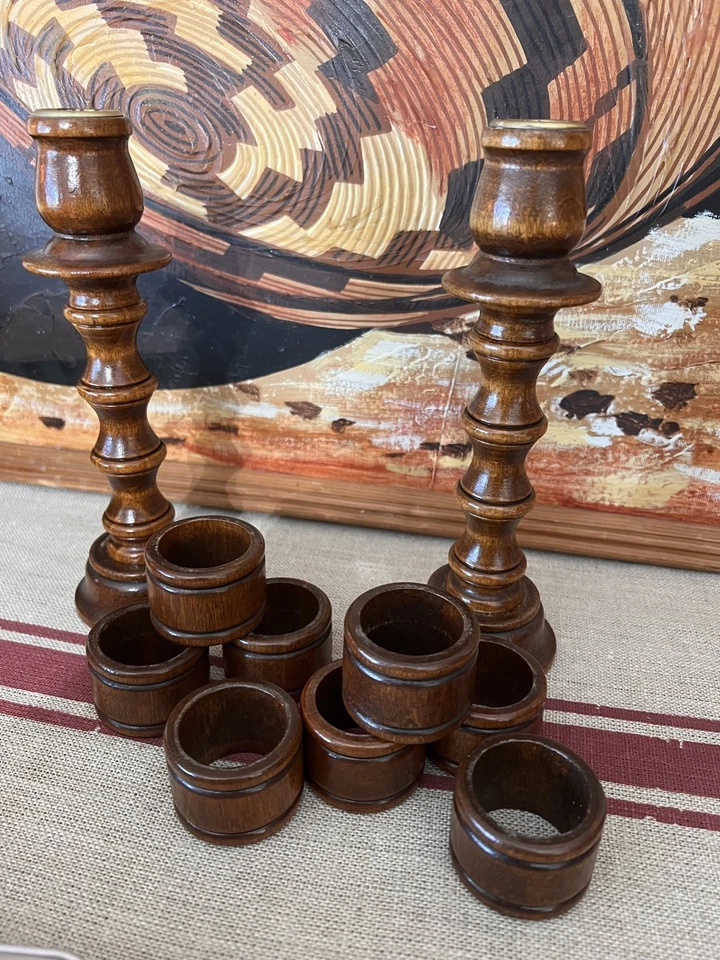 Candelabros de madera MCM de 8 1/2 pulgadas y 8 servilleteros ocultos en los candelabros Foto 2 de 4