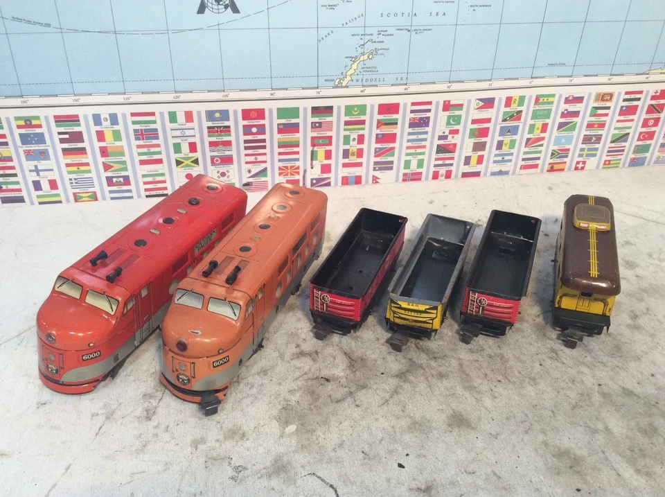 MARX  6000  Tin Toy  Diesel Engine  and 4 Freight Car 0 scale - Image 3 of 4