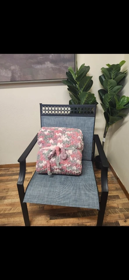 40x60 Chunky Knit Throw Blanket - Ideal Gift for All Occasions - Image 3 of 3