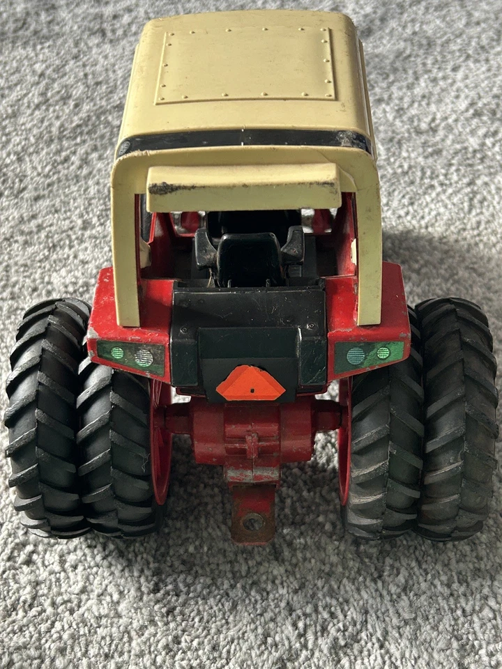 Tractor de juguete Ertl International Harvester con remolque y accesorio de arado  Foto 4 de 4