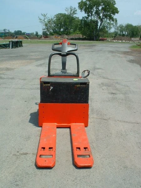 2004 RAYMOND FORKLIFT 2003 MODEL #112 JACK , 6000LB CAP. 24V W/BATTERY & CHARGER - Image 2 of 3