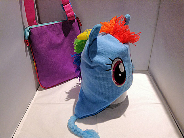 Hasbro MY LITTLE PONY Friendship Magic Rainbow Dash borsa a tracolla e berretto usata in ottime condizioni