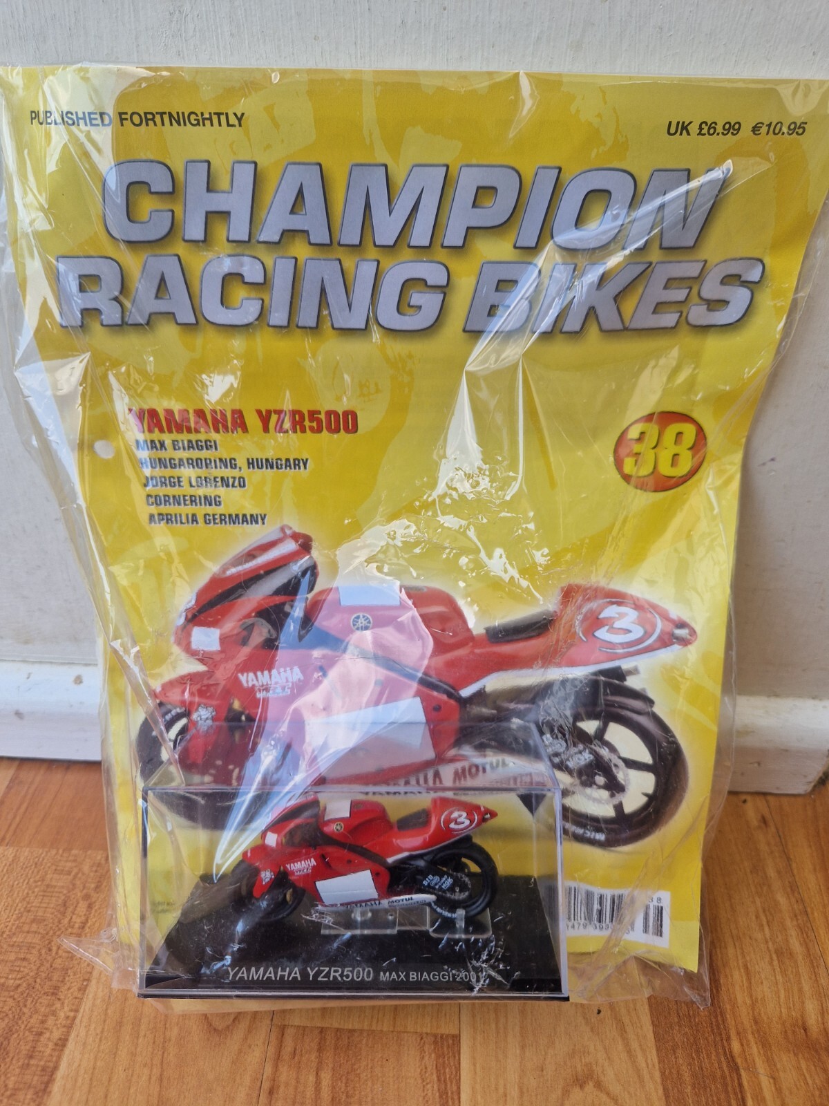 1/24 DEAGOSTINI IXO CHAMPION RACING BIKES - YAMAHA YZR500 MAX BIAGGI 2001 NEW