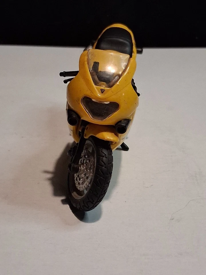 Diecast Motorcycle Triumph TT 600 1:18 Scale Maisto - Image 3 of 4