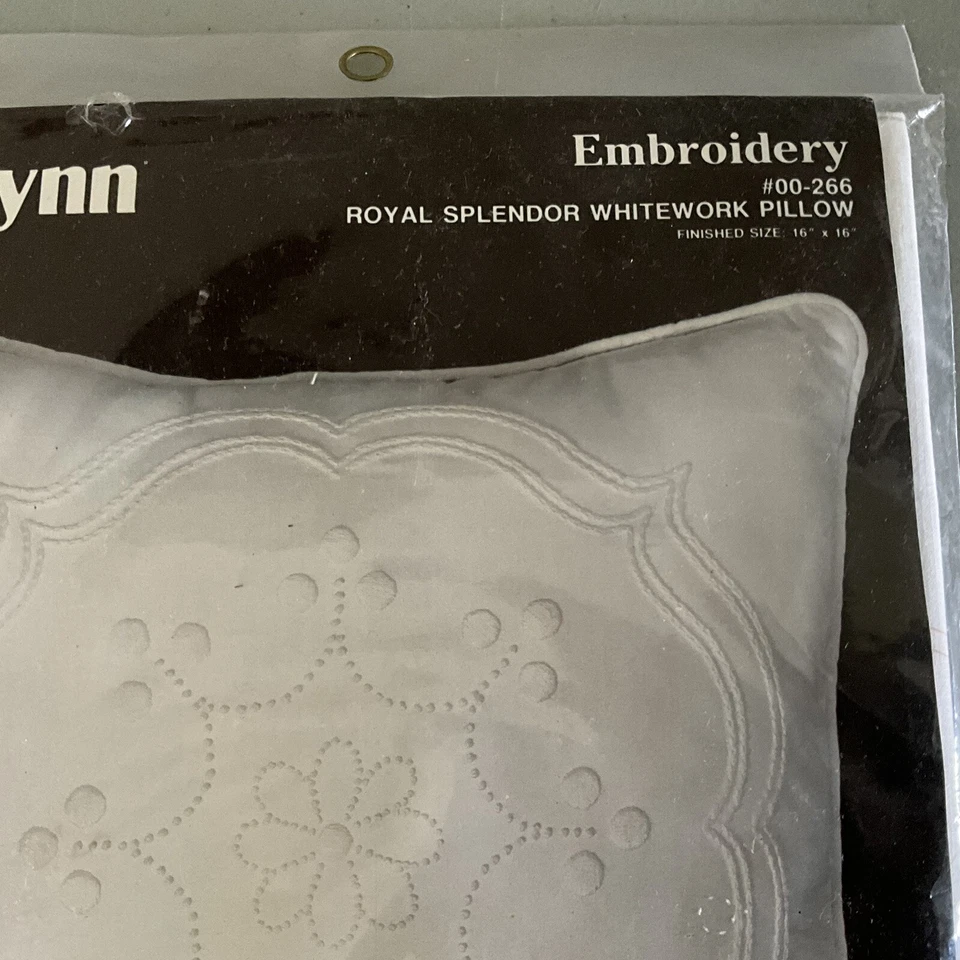 Kit de almohada bordada vintage Janlynn 1987 Royal Splendor Whitework 16" NUEVO Foto 2 de 4
