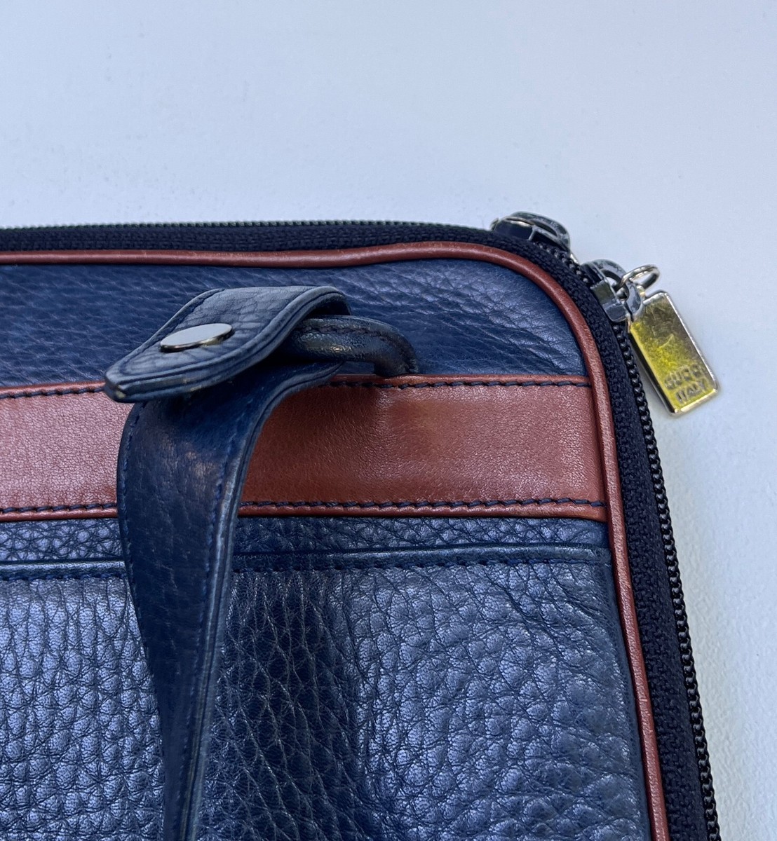 Authentic Vintage Men's GUCCI GG Logo Leather Messenger Bag