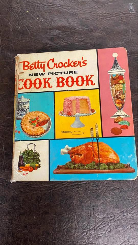 洋書 Betty Crocker's New Picture Cook Book Betty Crocker's New Picture Cook Book Hard Cover 1961 1st