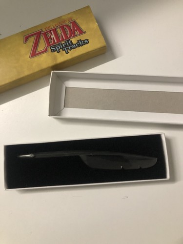 The Legend of Zelda Spirit Tracks Nintendo DSi Promo Feather Stylus Pen w/ Box - Picture 2 of 3