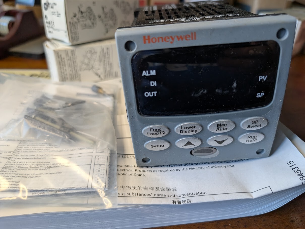 Honeywell DC3500-RE-1000-164-00000-E0-0 Udc3500 Universal Digital Controller