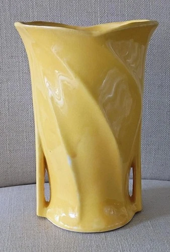 VINTAGE MCCOY POTTERY SWIRL LINE VASE