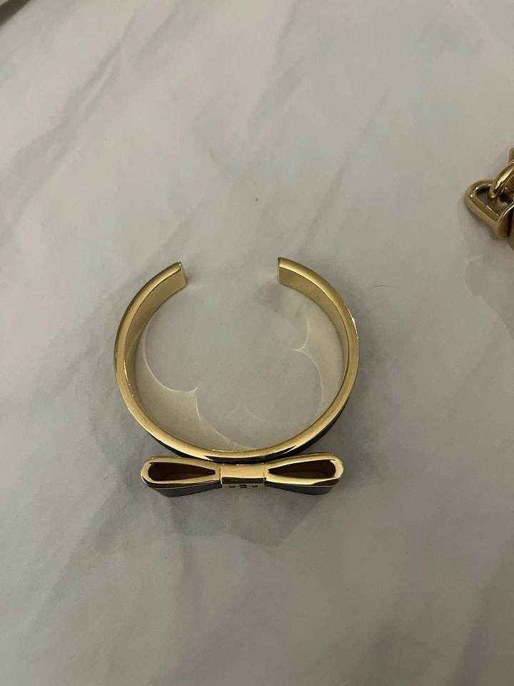 Pulsera Tory Burch Oro Pila, Puño Lazo Esmalte Azul y Correa Cuero Blanco Foto 4 de 4