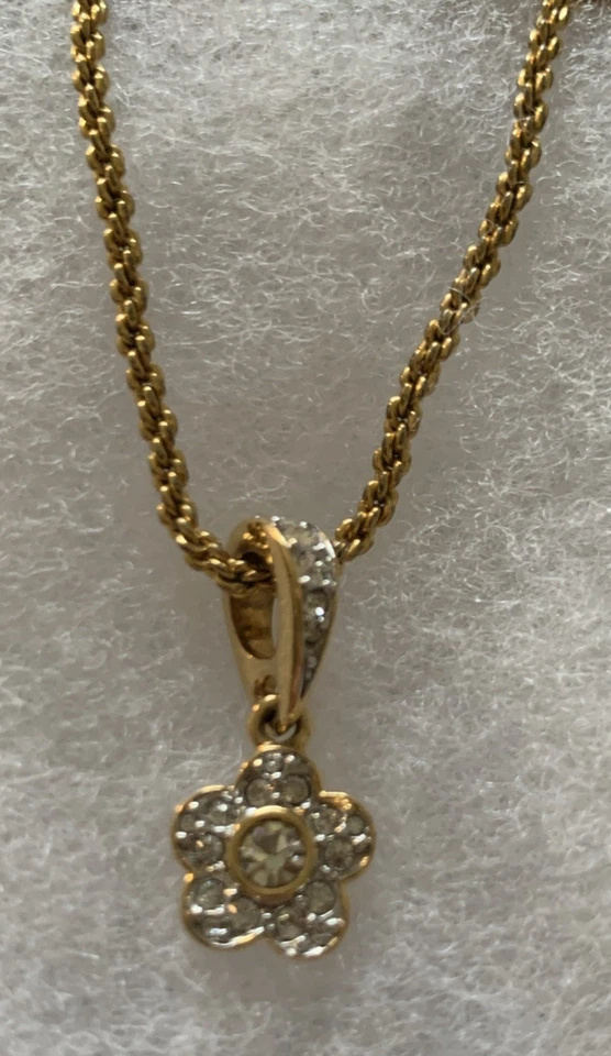 "Collar SWAROVSKI accesorio color dorado, colgante cadena 18"" en muy buen estado" Foto 2 de 4