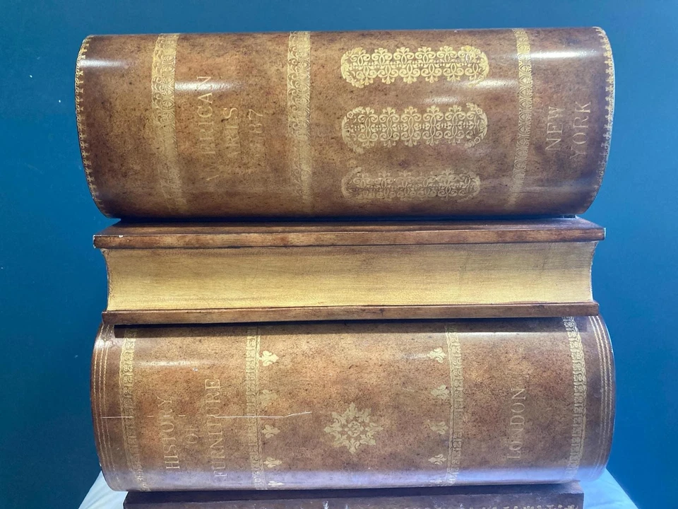 Mesa auxiliar de libros apilados Maitland-Smith Foto 3 de 4