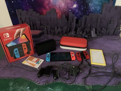 Nintendo Switch OLED und Limited Edition Joycons Zubehörpaket
