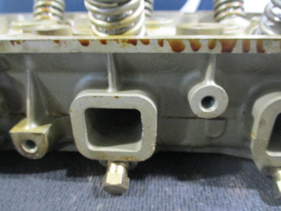 Toyota Corolla 1975-78 1,6 L 2T culata (desnuda: sin árbol de levas/balancines) Foto 4 de 4