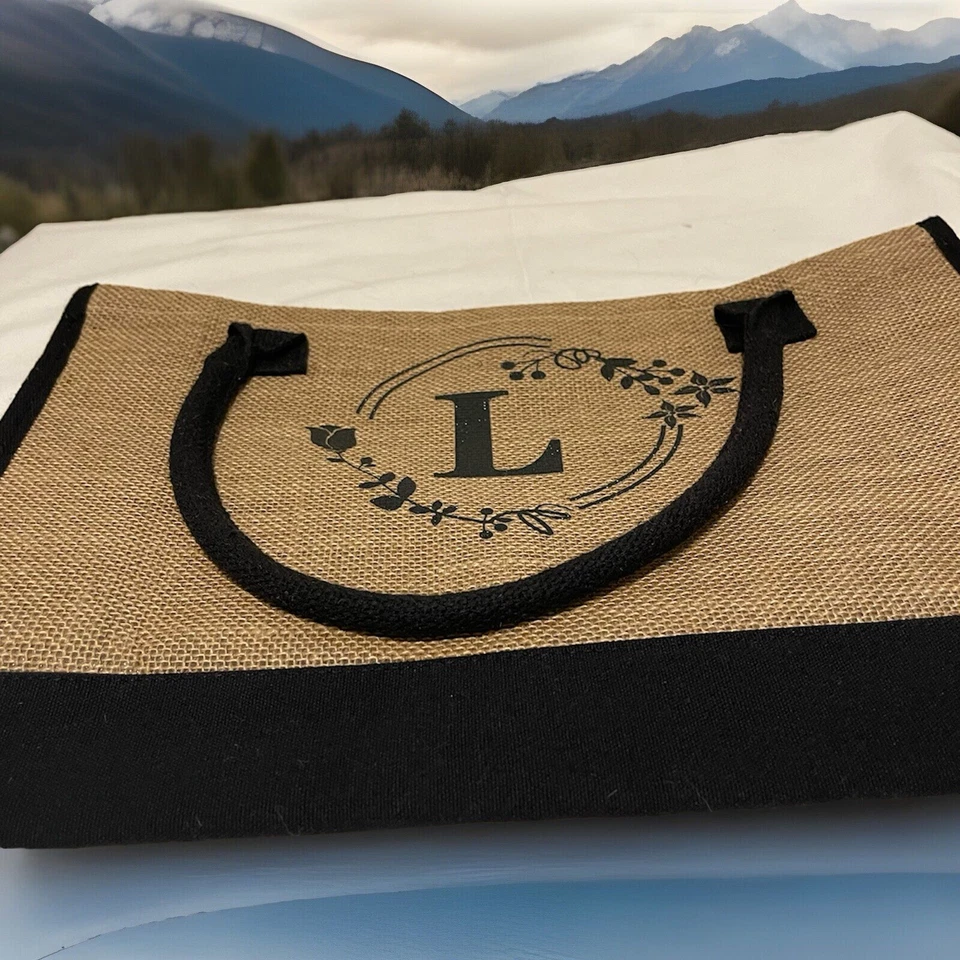 Bolso de Mano Mud Pie "L" Inicial Lona Negro Blanco Crema Bordado Grande  Foto 2 de 4