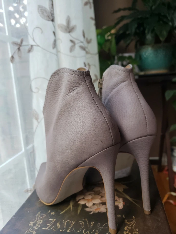 Steve Madden Womens Suede Pointed Toe Ankle Boots, Size 7.5 Beige light brown - Image 4 of 4