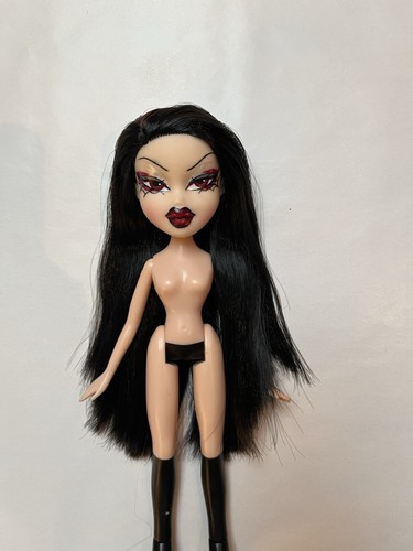 BRATZ CUSTOM ONE OF A KIND OOAK DOLL VAMPIRE GOTH VAMP REPAINT DRAG BARBIE Y2K - Bild 2 von 7