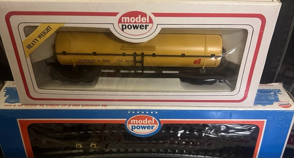 Model Power Lot of (11) Train METAL CHASSIS Locomotive-Box Cars-Tankers & Tracks - Image 4 of 4