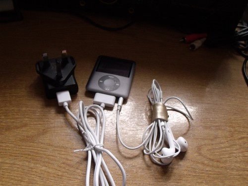 Apple ipod nano 3rd generation 8 gb with mains adapter, lead & headphone bundle - Picture 2 of 4