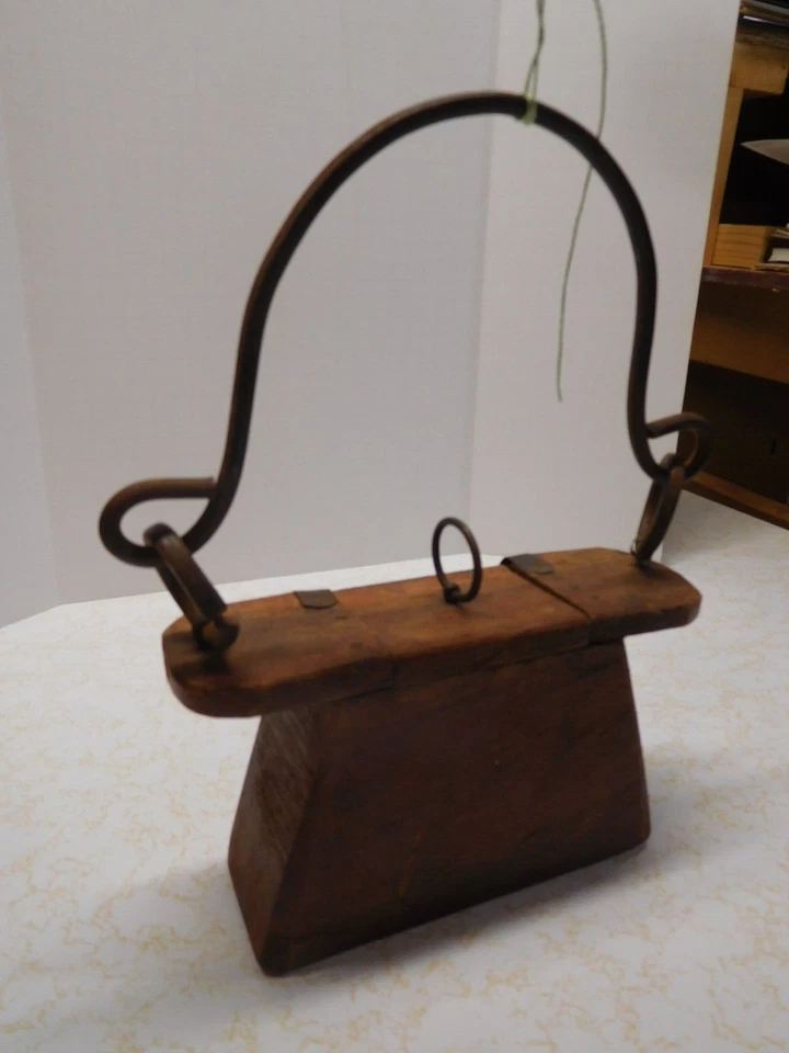 ¡FUEGO! Polesero de madera antiguo primitivo con herrajes de metal pesado y compensación media Foto 3 de 4