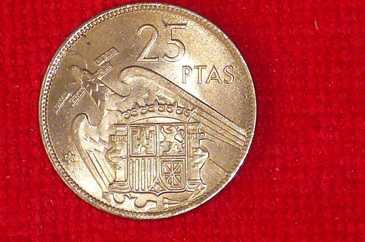 25 PTAS - 1957 Espana, **(Spain)** Coat Of Arms - International