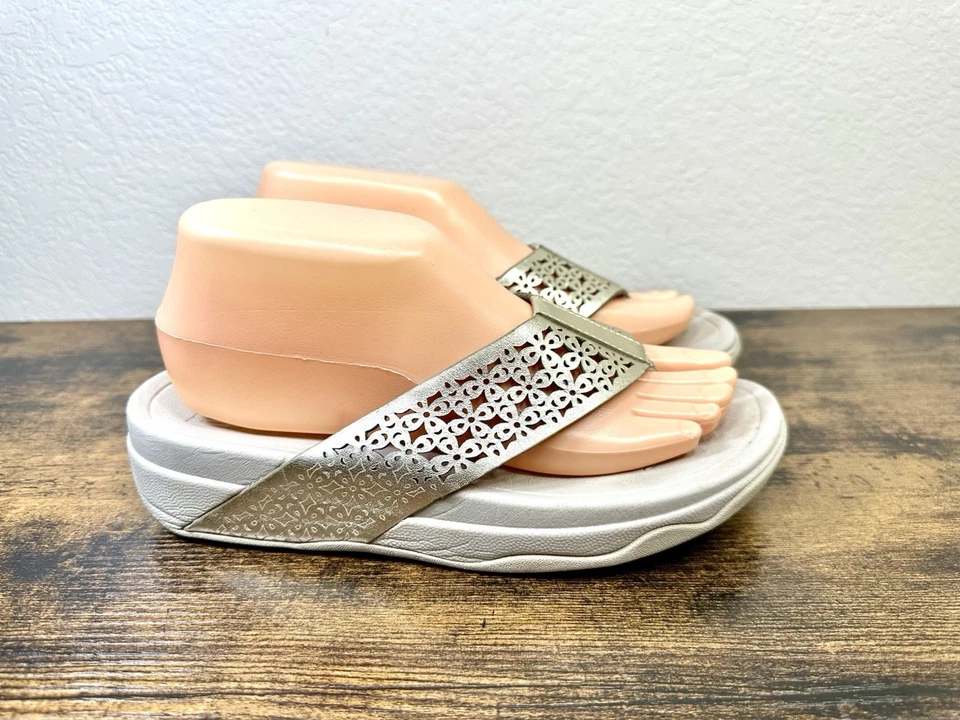 Sandalias Fitflop Surfa Enrejado Cuero Plateado/Dorado Chanclas Cómodas Florales Foto 2 de 4