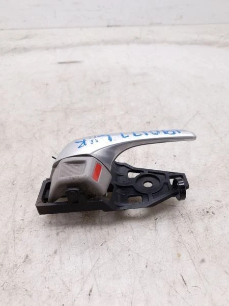 Toyota Camry 2015 lado del conductor montaje de manija de puerta trasera  Foto 2 de 4