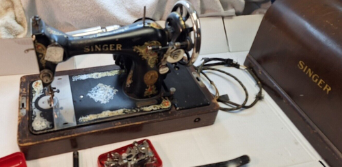Vintage Singer Model 128 ? Sewing Machine  with  wood case - Picture 8 of 8