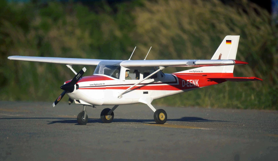 VQ Models .55 Größe Cessna 172 Skyhawk "deutsch" 68 Zoll Spannweite ARF (nur Set)