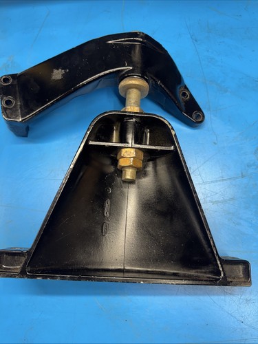 73571A2 32778 Front Motor Engine Mount 2.5 3.0 Mercruiser 120 & 140 Stern Drive
