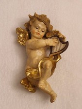 Handgeschnitzter Engel / Putto mit Harfe – Wandfigur – Künstler Willy Prix