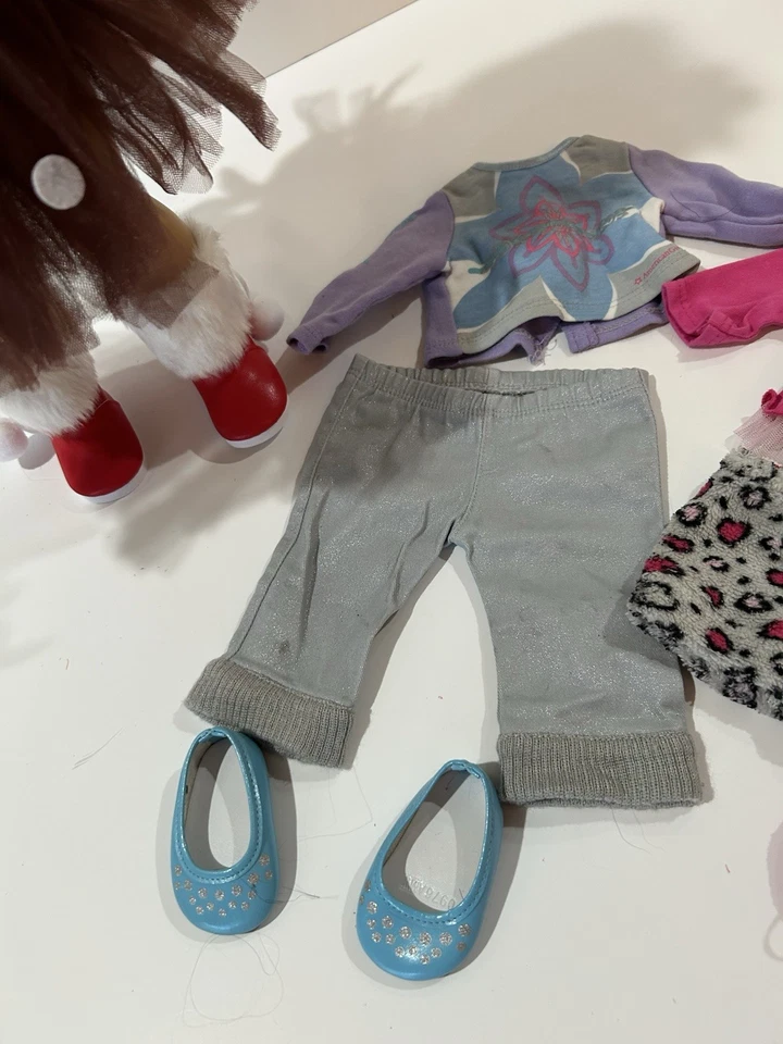 Boneca American Girl com roupa de férias e roupas extras - Imagem 4 de 4