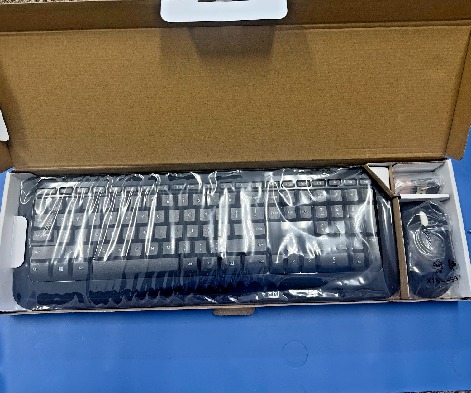 Microsoft Wireless 850 Desktop Keyboard & Mouse Combo w/ Batteries New PY9-00001