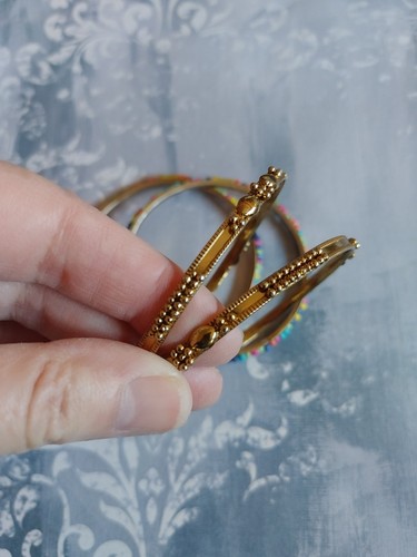 Vintage LOT 4 bangle thin stacker bracelets gold tone metal rainbow beads 2 5/8" - Picture 2 of 7