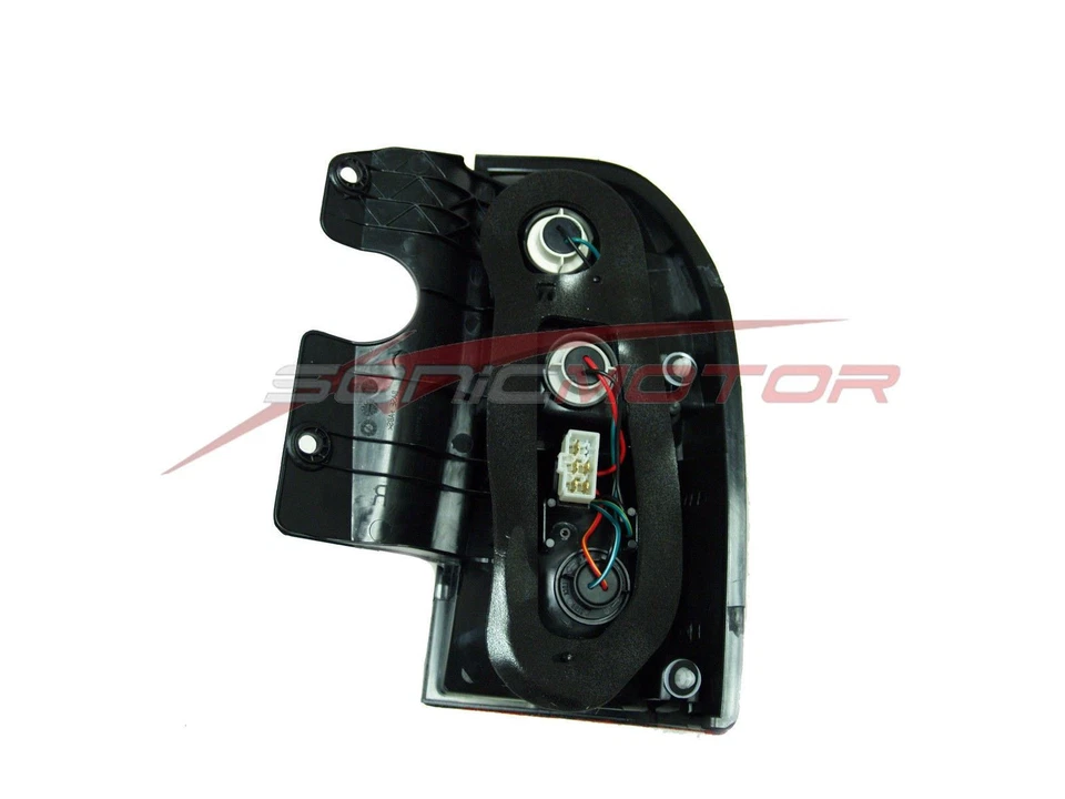 Luz trasera lateral del conductor Suzuki Grand Vitara 1999-2003 / 2001-2003 Suzuki XL-7 Foto 2 de 2