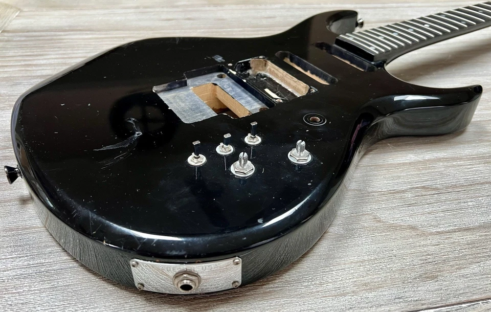 Vintage 1992-1/2 Carvin DC-135 Guitar Project w/Hardshell Case - RARE 1993 USA - Image 4 of 4