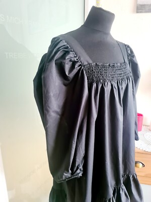 Schwarzes, elegantes Babydollkleid  mit Puffärmel, Rüschen und Smok-Oberteil