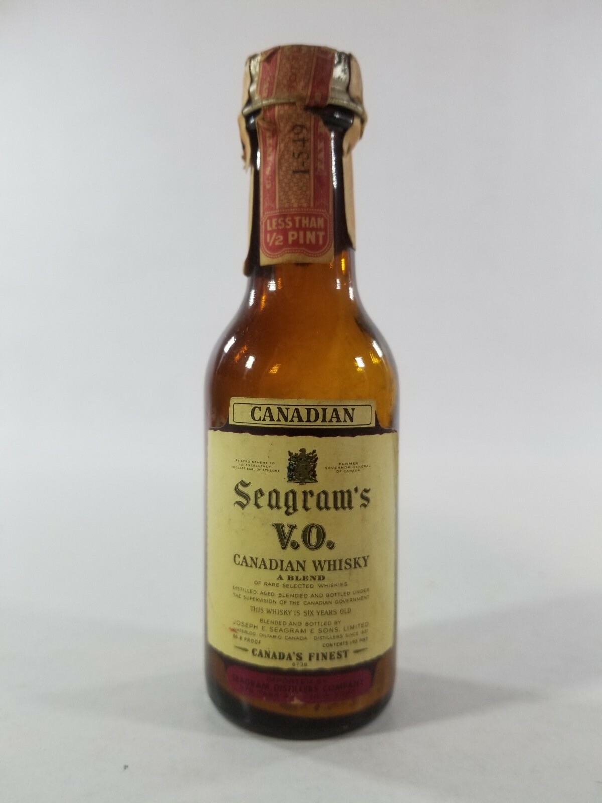 VINTAGE 1968 AIRPLANE LIQUOR BOTTLE (EMPTY) SEAGRAM'S V.O. CANADIAN