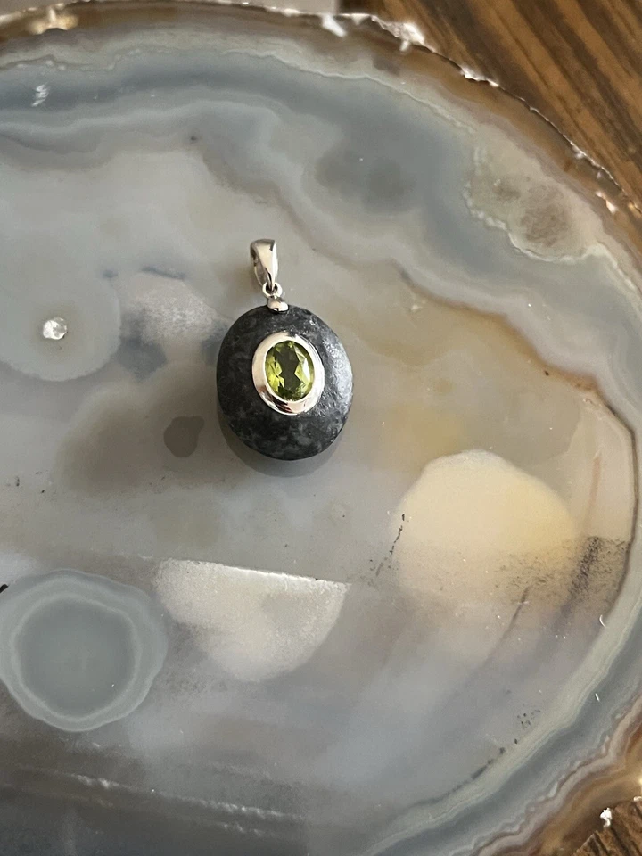 18K 750 King’s White Gold Bail & Bezel Setting Pendant W/ Peridot Set In Stone - Image 4 of 4