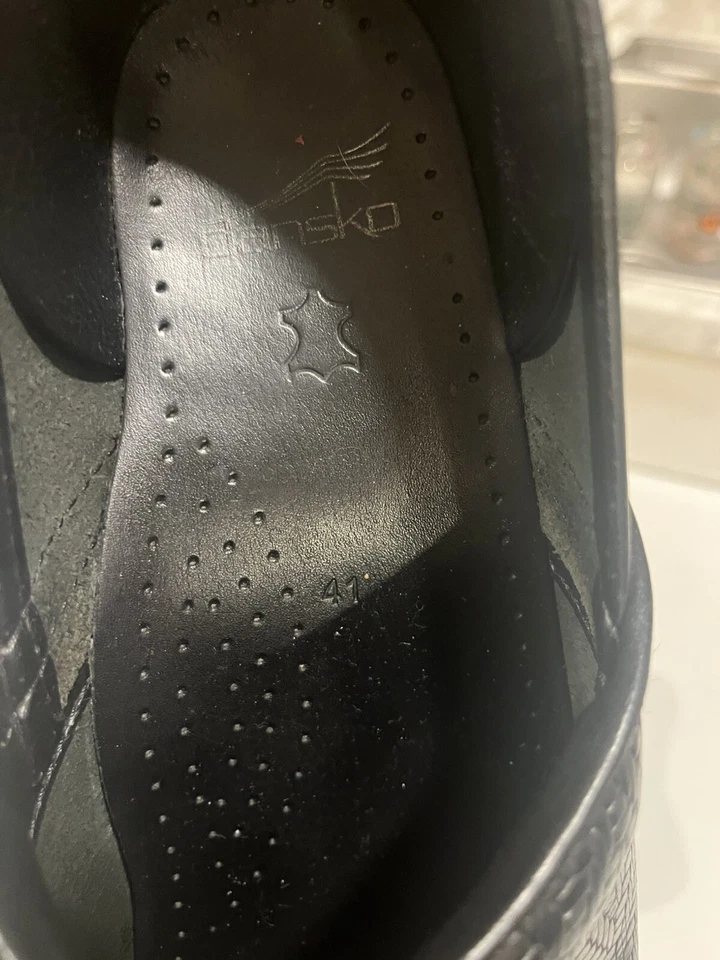 Zuecos para mujer Dansko cuero negro tooled talla UE 41 EE. UU. talla 10,5 cómodo trabajo Foto 3 de 4