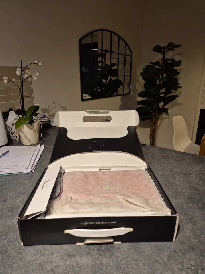 Acer Ferrari One 200 Laptop 4GB RAM, WIn 10 Pro,ORIGINAL  BOX + FAST UK🇬🇧 POST - Image 4 of 4