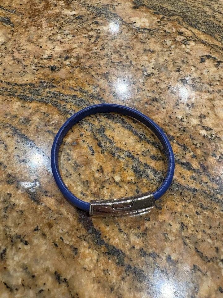 Pulsera Louis Vuitton de cuero azul para hombre de 8 pulgadas de diámetro Foto 2 de 3