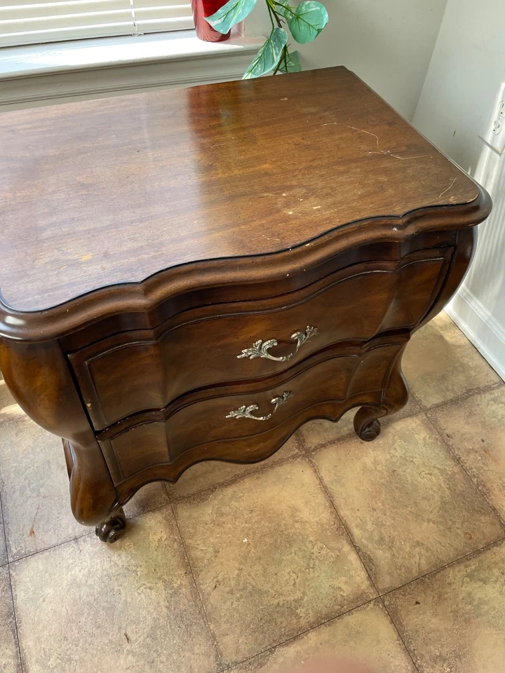 Mesitas de noche bomba provincial francesa - nogal burl, acabado original Foto 3 de 4