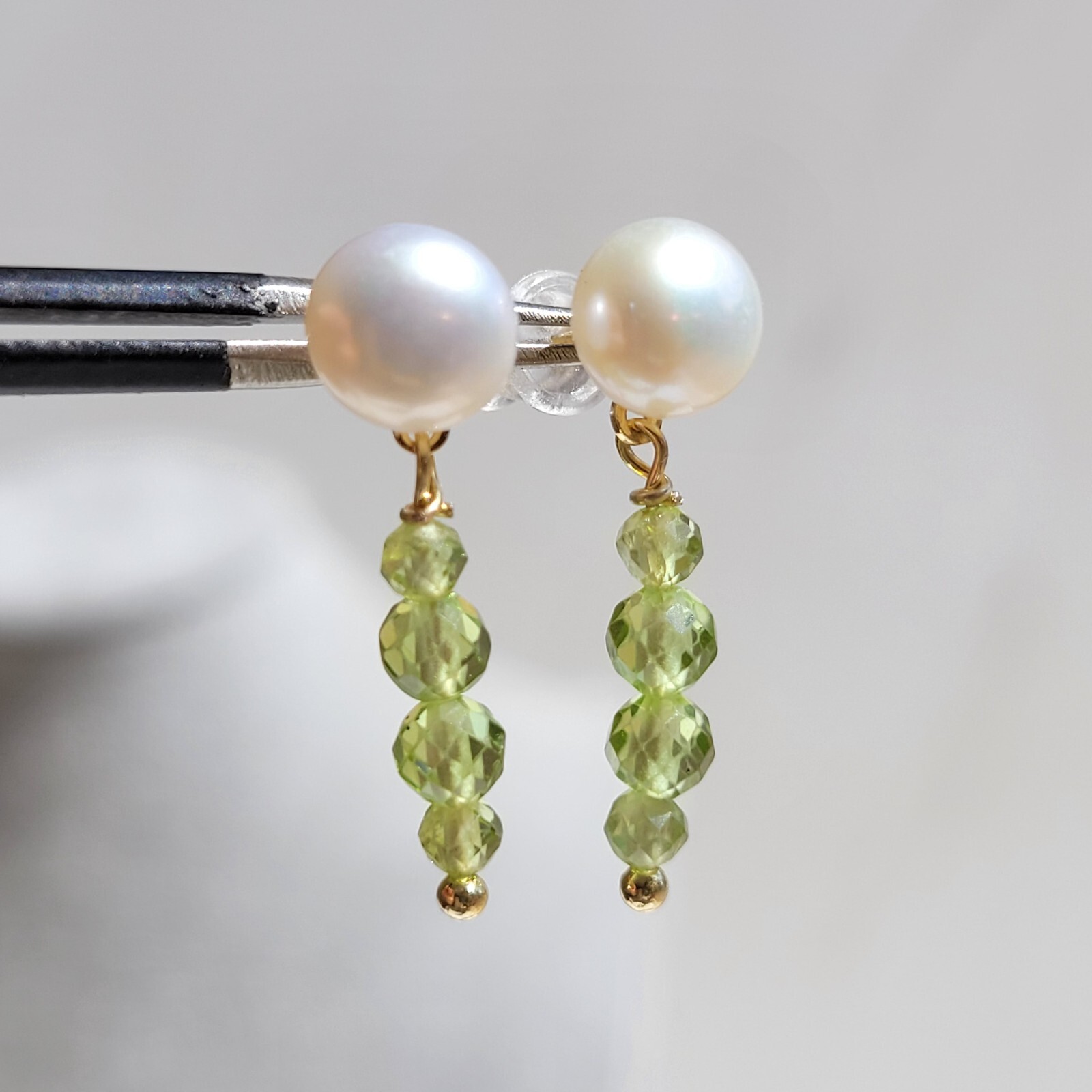 Boucles d'oreilles argent pl or et perles de culture de prestige ornées de péridot facetté
