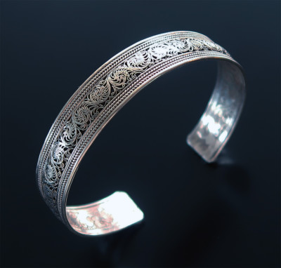 Ancien bracelet jonc en alliage argenté ethnique origine Inde ou