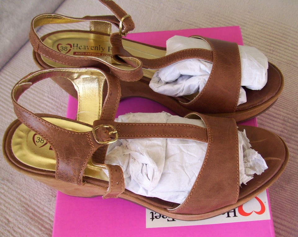 Ladies Heavenly Feet Sammie Tan Sandals Brown Size 5 38 in box wedge
